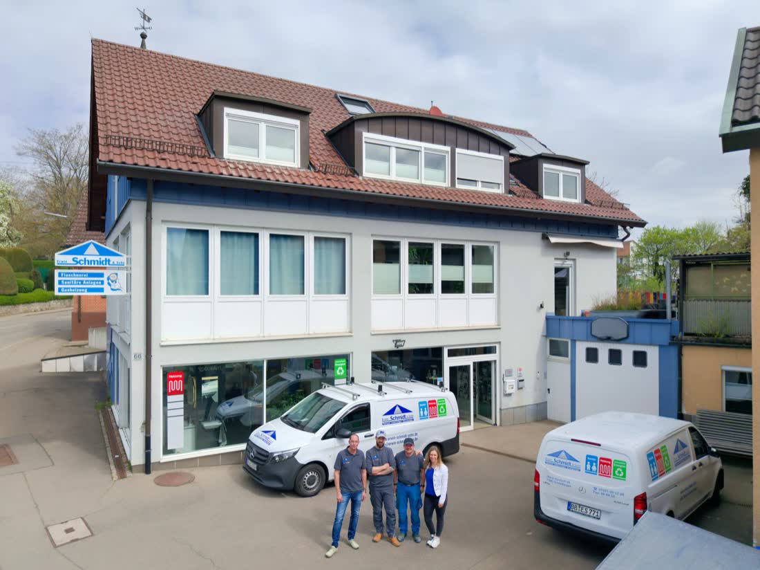 Anlagenmechaniker SHK bei der Rohrinstallation