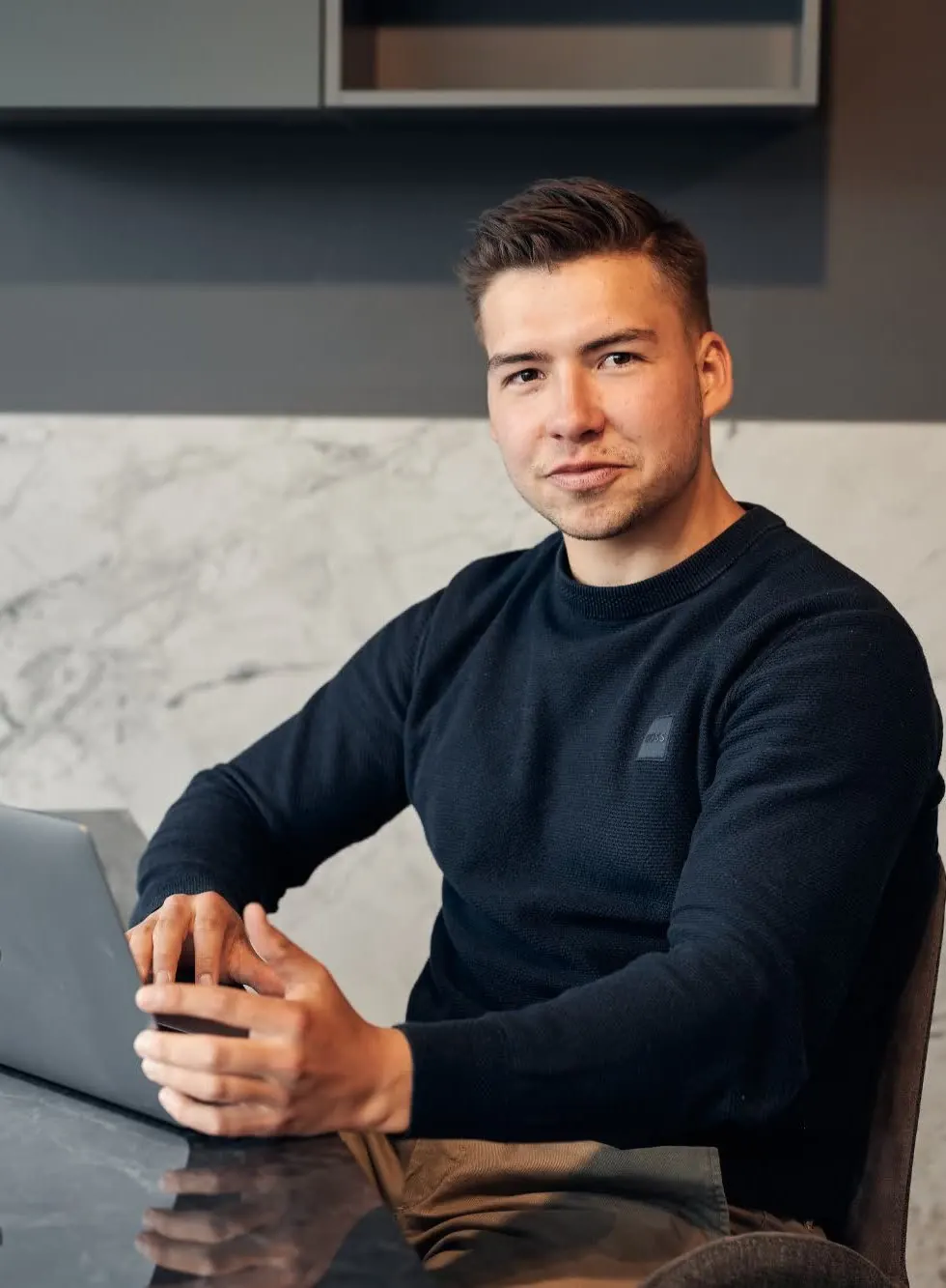 Noah Seelau am Laptop