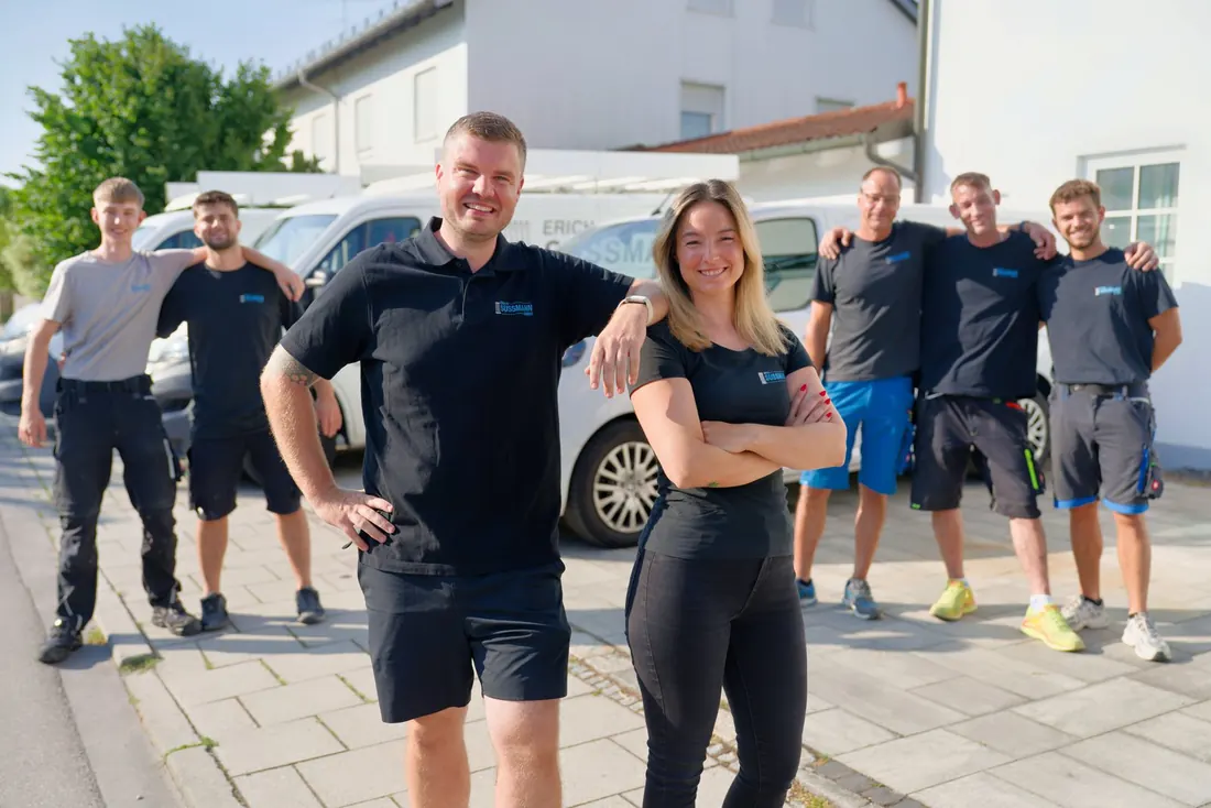 Das Team der Erich Sussmann GmbH auf dem Gehweg, dahinter die Firmenwagen